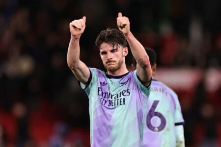 مواجهة قوية بين لاعبي أرسنال ونوتينغهام فورست في الدوري الإنجليزي الممتاز