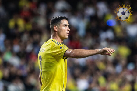 كريستيانو رونالدو بقميص النصر السعودي مع شعار نادي ألميريا الإسباني