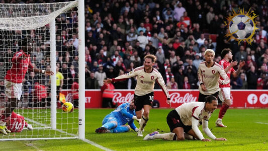 لاعبو ليفربول يحتفلون في ملعب الأنفيلد قبل مباراة ليفربول ووست هام.