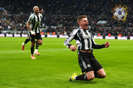 لاعبو نيوكاسل يونايتد يحتفلون في ملعب سانت جيمس بارك خلال مباراة دوري أبطال أوروبا