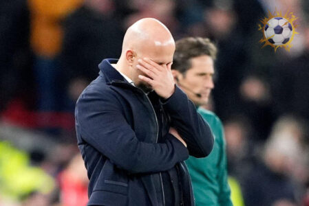 آرني سلوت مدرب ليفربول يبدو محبطاً بعد الهزيمة أمام وولفرهامبتون في الدوري الإنجليزي