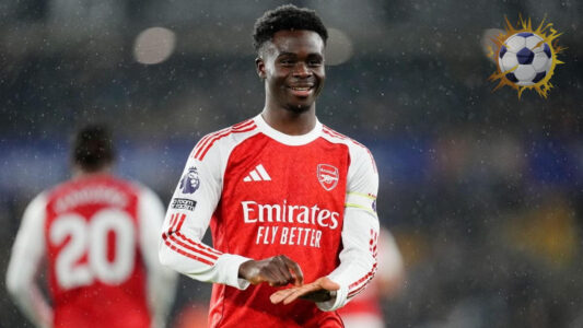 لاعبو أرسنال يحتفلون في ملعب الإمارات خلال موسم الدوري الإنجليزي 2025/26