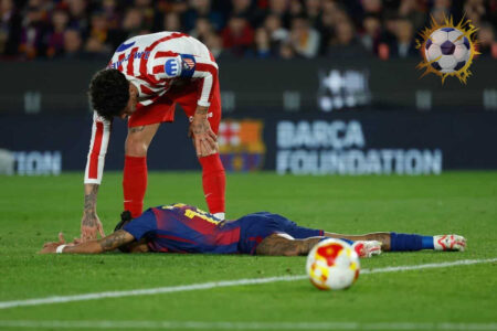 لاعبو برشلونة يحتفلون بهدف مارك بيرنال في مرمى أتلتيكو مدريد بكأس ملك إسبانيا