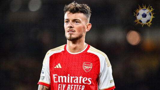 بن وايت بقميص منتخب إنجلترا خلال تدريبات الفريق تحت قيادة توماس توخيل