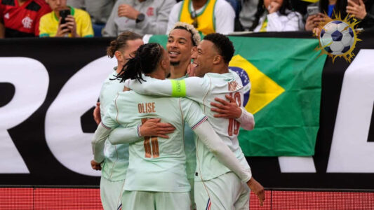 احتفال لاعبي منتخب فرنسا بالفوز على البرازيل في مباراة ودية دولية 2026