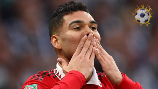 كاسيميرو بقميص مانشستر يونايتد في الدوري الإنجليزي يعلن قراره النهائي