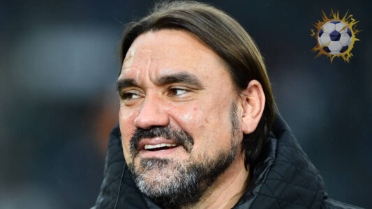 دانييل فاركي مدرب ليدز يونايتد يوجه تعليماته للاعبين خلال مباراة كريستال بالاس