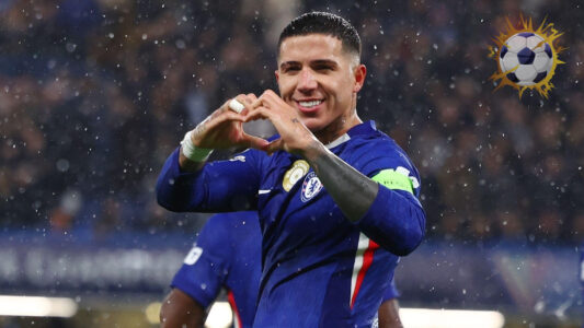 إنزو فرنانديز بقميص منتخب الأرجنتين يتحدث عن مستقبله مع تشيلسي وريال مدريد