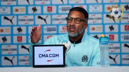 لاعبو أولمبيك مارسيليا يحتفلون بالفوز في الدوري الفرنسي