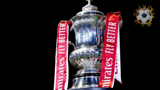 شعار كأس الاتحاد الإنجليزي مع صور لمدربي مانشستر سيتي وليفربول قبل مواجهة ربع النهائي