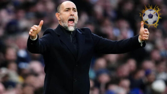 إيغور تودور مدرب توتنهام يوجه تعليماته للاعبين خلال التدريبات وسط أزمة إصابات