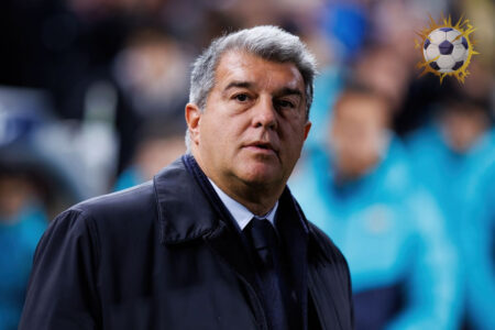 خوان لابورتا يحتفل بعد إعلان فوزه برئاسة نادي برشلونة لفترة جديدة