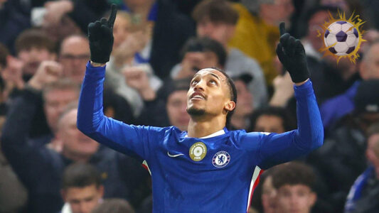 جواو بيدرو يحتفل بتسجيل هاتريك في مباراة تشيلسي ضد أستون فيلا في الدوري الإنجليزي