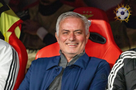 جوزيه مورينيو مدرب بنفيكا يظهر غاضباً بعد طرده في مباراة بورتو بالدوري البرتغالي