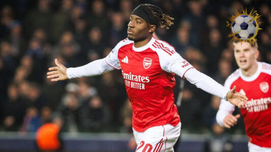 نوني مادويكي يحتفل بهدفه في مرمى مانسفيلد تاون في كأس الاتحاد الإنجليزي