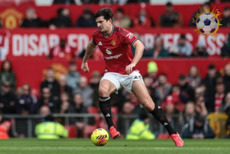 لاعبو مانشستر يونايتد وأستون فيلا في مواجهة قوية بملعب أولد ترافورد بالدوري الإنجليزي.