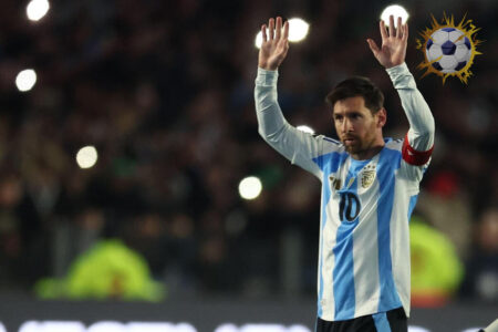 ليونيل ميسي بقميص منتخب الأرجنتين يفكر في مستقبله الدولي قبل كأس العالم 2026
