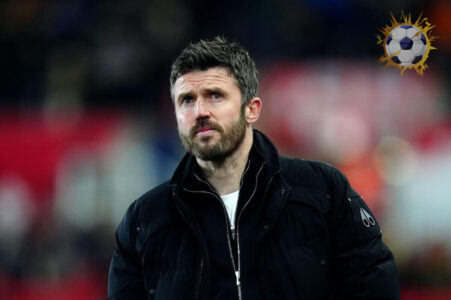 مايكل كاريك يقود تدريبات مانشستر يونايتد في أولد ترافورد