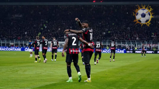 احتفال لاعبي ميلان بالفوز في ديربي الغضب ضد إنتر ميلان في الدوري الإيطالي