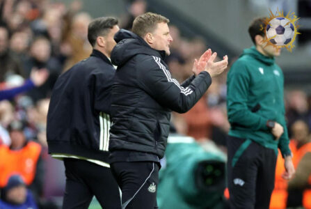 إيدي هاو مدرب نيوكاسل يوجه تعليماته خلال مباراة نيوكاسل وبرشلونة في دوري أبطال أوروبا