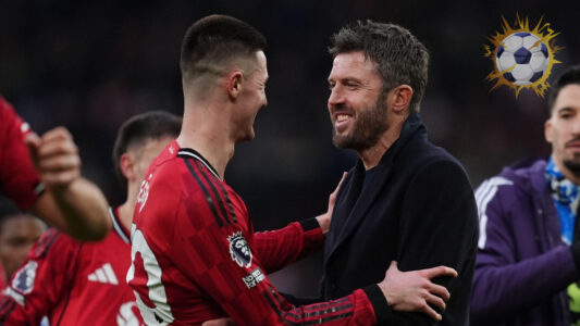 لاعبو نيوكاسل ومانشستر يونايتد في صراع على الكرة خلال مباراة الدوري الإنجليزي في سانت جيمس بارك