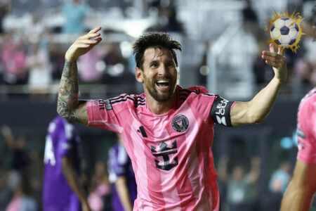 ليونيل ميسي يحتفل بتسجيل أهداف ميسي مع إنتر ميامي ضد أورلاندو سيتي في الدوري الأمريكي