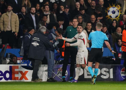 بيدرو نيتو لاعب تشيلسي يعتذر لجامع الكرات في مباراة باريس سان جيرمان