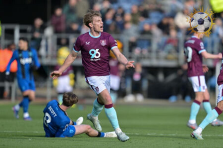 لاعبو بيرنلي وبورنموث في صراع على الكرة خلال مباراة الدوري الإنجليزي الممتاز