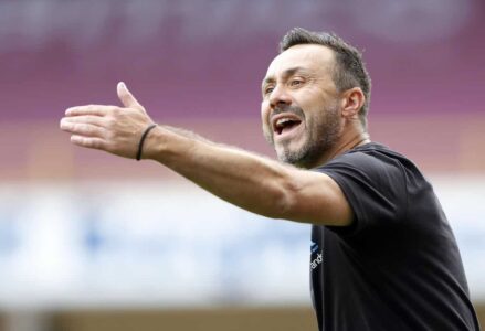 روبرتو دي زيربي مدرب توتنهام الجديد يوجه اللاعبين في الملعب