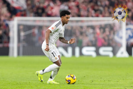 النجم البرازيلي رودريغو لاعب ريال مدريد يمسك ركبته بعد الإصابة بقطع في الرباط الصليبي