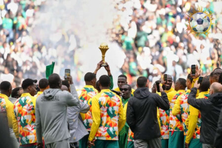 لاعبو منتخب السنغال يستعرضون كأس أمم أفريقيا في ملعب ستاد دي فرانس رغم قرار سحب اللقب