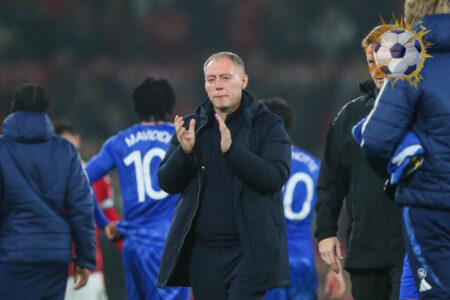 ستيف كوبر مدرب بروندبي وبنيامين تاهيروفيتش لاعب البوسنة في تدريبات الفريق