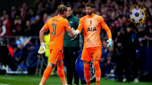 جولييلمو فيكاريو حارس مرمى توتنهام يغادر الملعب مصاباً قبل إجراء العملية الجراحية