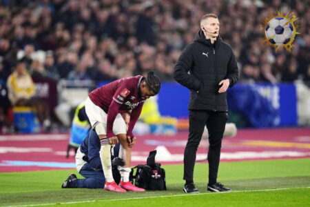 كريسينسيو سومرفيل لاعب وست هام يونايتد يغادر الملعب مصاباً