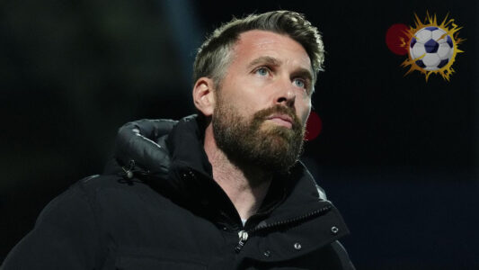 مدرب وولفرهامبتون روب إدواردز يوجه اللاعبين في مباراة برينتفورد ضد وولفرهامبتون