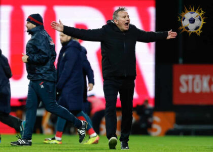 لاعبو ريكسهام يحتفلون بالفوز على سوانزي سيتي في دوري البطولة الإنجليزية