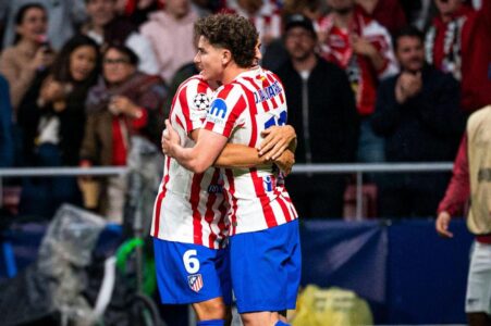 لاعبو أرسنال وأتلتيكو مدريد يتنافسون في دوري أبطال أوروبا في مباراة ذهاب نصف النهائي.