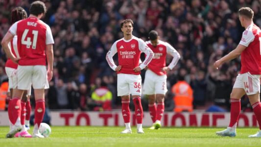 احتفال لاعبي بورنموث بالفوز على أرسنال في الدوري الإنجليزي بملعب الإمارات