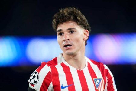 جوليان ألفاريز يحتفل بهدفه في مرمى برشلونة بدوري أبطال أوروبا