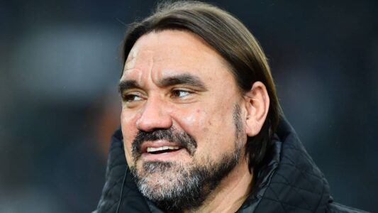 لاعبو ليدز يونايتد يحتفلون بالهدف المتأخر ضد بورنموث في الدوري الإنجليزي