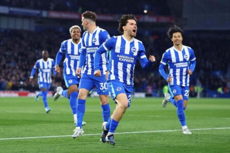 لاعبو برايتون يحتفلون بالفوز على تشيلسي في الدوري الإنجليزي الممتاز