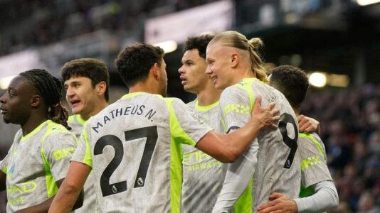 احتفال لاعبي مانشستر سيتي بهدف إيرلينج هالاند في مرمى بيرنلي بالدوري الإنجليزي