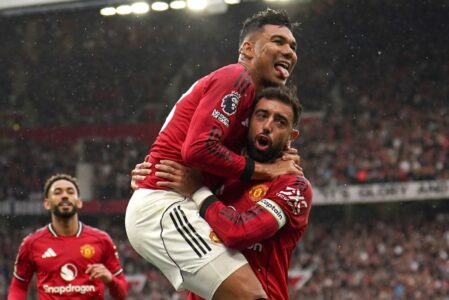 كاسيميرو يحتفل بهدفه مع مانشستر يونايتد تحت قيادة مايكل كاريك في الدوري الإنجليزي