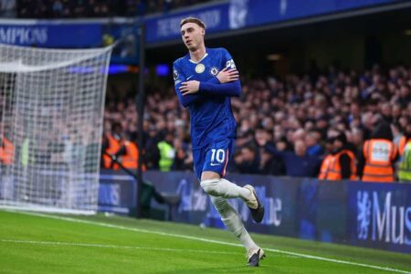 كول بالمر بقميص تشيلسي يحتفل بهدف في الدوري الإنجليزي