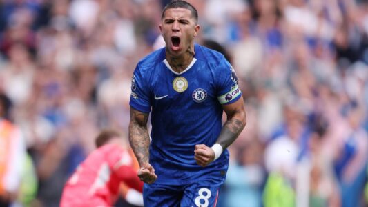 إنزو فرنانديز بقميص تشيلسي خلال مباراة في الدوري الإنجليزي