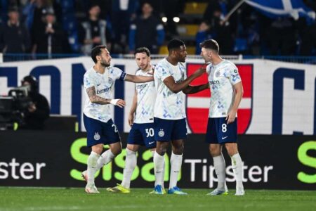 لاعبو إنتر ميلان يحتفلون بالفوز المثير على كومو في الدوري الإيطالي