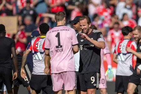 لاعبو بايرن ميونخ يحتفلون بالفوز المثير في الدوري الألماني بعد ريمونتادا تاريخية