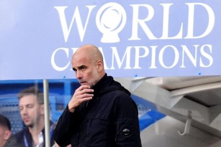 بيب جوارديولا مدرب مانشستر سيتي يتحدث في مؤتمر صحفي عن منافسة أرسنال