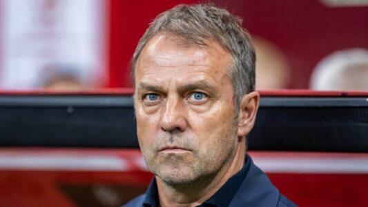 هانزي فليك مدرب برشلونة يتحدث للصحافة بعد مباراة أتلتيكو مدريد في دوري أبطال أوروبا