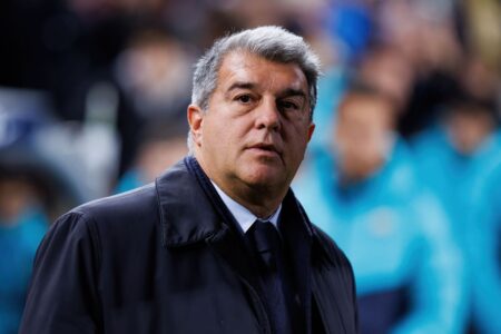 خوان لابورتا رئيس نادي برشلونة يتحدث بغضب عن التحكيم واليويفا